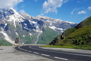 L'alta carretera alpina Grossglockner en moto