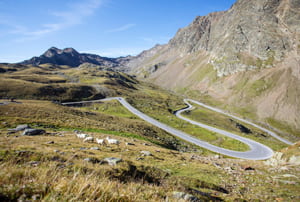 En moto pel Passo del Rombo en els Alps italians
