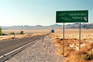 La Carretera extraterrestre creua el desert a prop de la misteriòsa Area 51