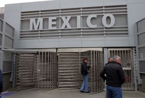 Travessant la frontera mexicana cap al centre de Tijuana