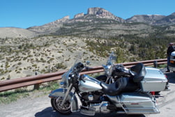 En moto por les terres de Wyoming