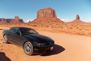 Un Ford Mustang a la Vall dels Monuments